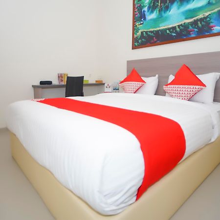 Oyo 251 The Maximus Inn Hotel Palembang Zewnętrze zdjęcie