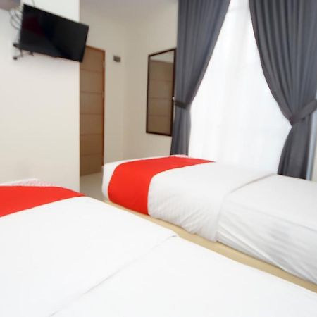 Oyo 251 The Maximus Inn Hotel Palembang Zewnętrze zdjęcie